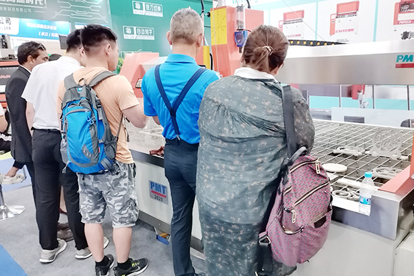 PMT La machine de découpe au jet d'eau gagne en popularité dans le salon