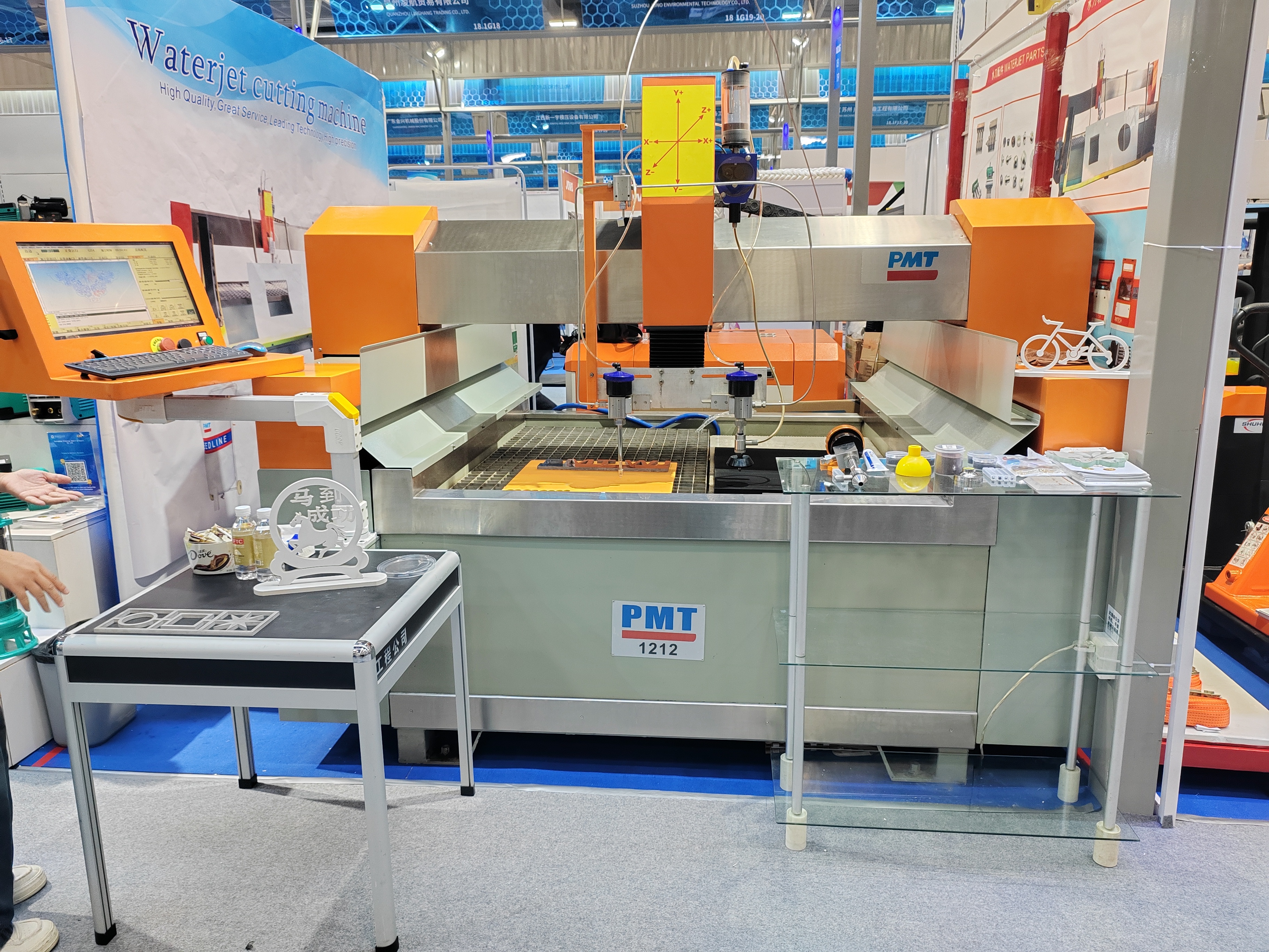 134ème Foire de Canton, de nombreux clients ont visité la machine de découpe au jet d'eau PMT